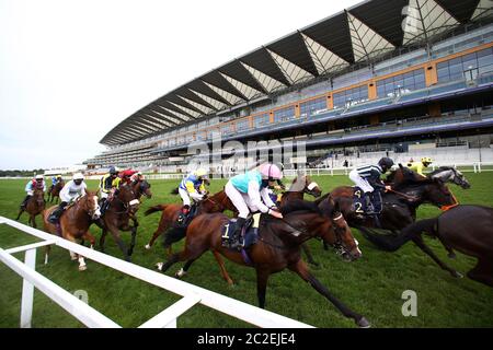 Une vue générale tandis que les coureurs et les cavaliers se rendent au premier virage dans le Copper Horse handicap pendant le deuxième jour de Royal Ascot à l'hippodrome d'Ascot. Banque D'Images