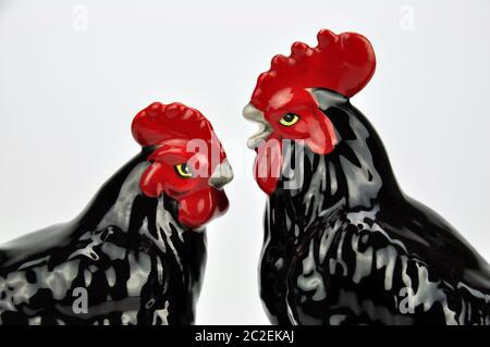 Paire de poulets japonais en céramique émaillée. Le coq et la poule discutent du mariage dans le cimetière. 'Quittez le cluckking à moi.' Excellent potentiel MEMO. Banque D'Images