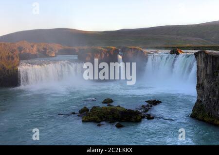 Cascade de Godafoss (la cascade des dieux) - une des chutes d'eau les plus spectaculaires d'Islande située dans le district de Myvatn (partie centrale nord de t Banque D'Images