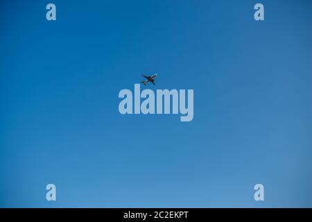 En prenant de l'avion . Vue de dessous sur un fond de ciel bleu Banque D'Images