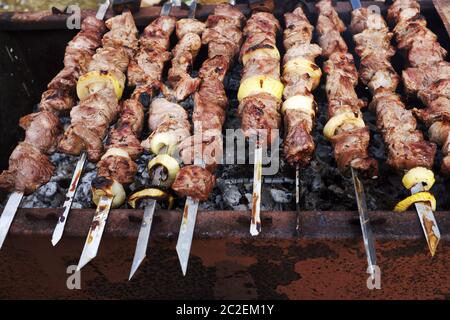 viande grillée sur brochettes métalliques cuisant sur charbon Banque D'Images