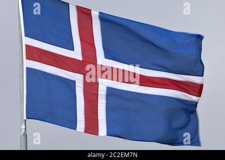 Drapeau national islandais au vent, Islande, Europe Banque D'Images