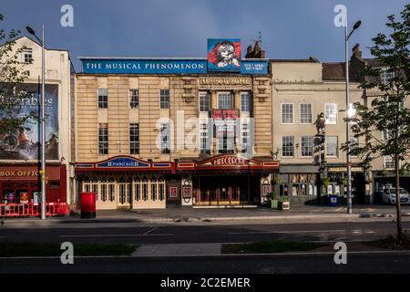 Le lever du soleil se trouve sur l'hippodrome de Bristol, fermé pendant la pandémie Covid-19, sur la parade de St Augustine. Banque D'Images