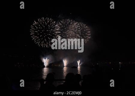 D'artifice à Ischia sur la fête de sainte Anne le 26 juillet Banque D'Images