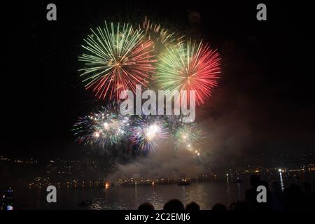 D'artifice à Ischia sur la fête de sainte Anne le 26 juillet Banque D'Images