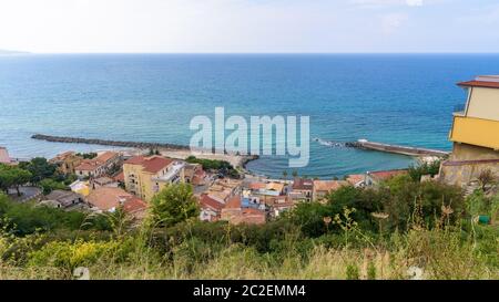 Vue de la côte de la Calabre en Italie, ville Pizzo Banque D'Images