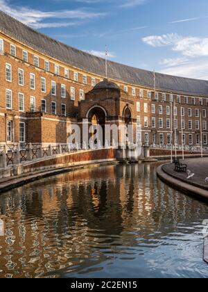 La lumière de l'aube tombe à l'hôtel de ville néo-géorgien de Bristol en Angleterre. Banque D'Images