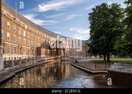 La lumière de l'aube tombe à l'hôtel de ville néo-géorgien de Bristol en Angleterre. Banque D'Images