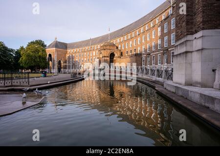 La lumière de l'aube tombe à l'hôtel de ville néo-géorgien de Bristol en Angleterre. Banque D'Images