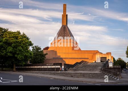 La lumière de l'aube tombe sur la cathédrale moderne de Clifton à Bristol. Banque D'Images