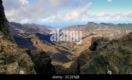 Le monde de la montagne et de la randonnée sur l'île espagnole de Gran Canaria. Vaste vue sur les vallées, les montagnes et les gorges. Banque D'Images