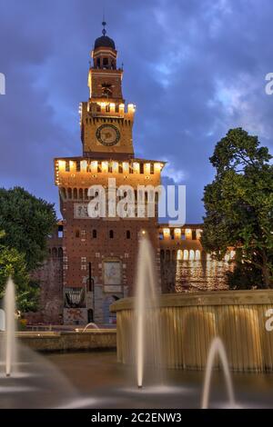 Le principal Donat du château de Sforza (Castello Sforzesco) à Milan, en Italie, la nuit. Banque D'Images