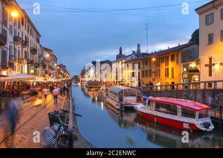 Scène nocturne le long du canal Naviglio Grande à Milan, Italie. Banque D'Images