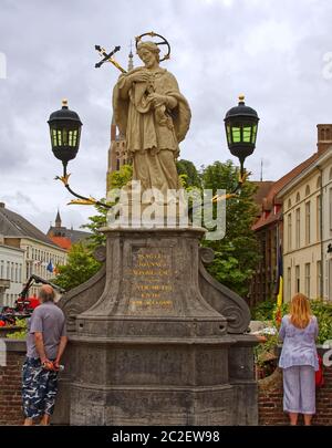 Grande statue; religieuse; Saint Jean; népomucène; Jean de Népomuk; tenant un crucifix; couronne avec étoiles; deux lumières, saint de Bohême; patron des calamités Banque D'Images