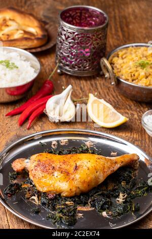 Spinach indien sur poulet en bois Banque D'Images