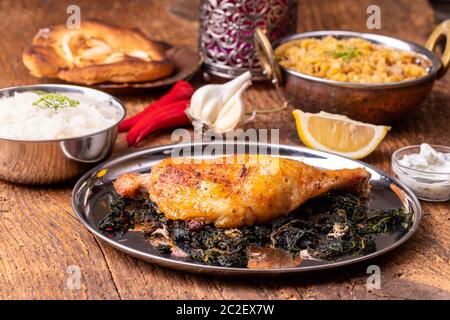 Spinach indien sur poulet en bois Banque D'Images