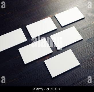 Cartes d'affaires en blanc sur fond de bois. Papeterie d'entreprise. Banque D'Images