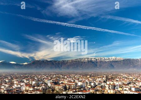 Trikala, Grèce, vue panoramique. En arrière-plan se trouve les montagnes Tzoumerka. Banque D'Images