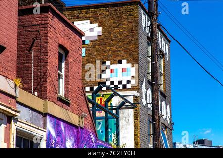 Mosaïque d'un envahisseur d'espace sur le mur d'un bâtiment par l'artiste de rue Invader, Camden, Londres, Royaume-Uni Banque D'Images