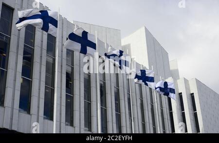 Les drapeaux finlandais contre le Finlandia Hall Banque D'Images