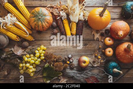 Jour d'action de grâce. Fruits d'automne au-dessus du bois.Thanksgiving automne fond Banque D'Images