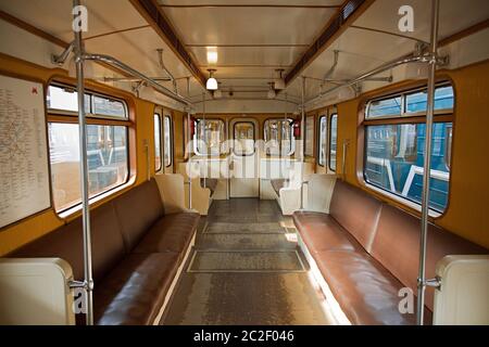 Moscou, Russie - 6 septembre 2019 : intérieur d'une voiture rétro vide d'un métro 1935 Banque D'Images