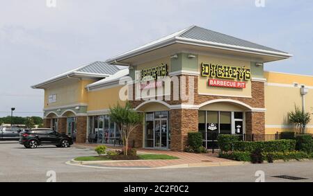 Bradenton, FL, 4/17/2020: Vue du restaurant de Dickey pendant la pandémie du coronavirus. Les restaurants sont en grande partie vides en raison du manque de clients. Banque D'Images