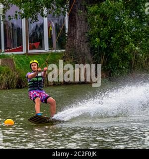 Wakeboard adolescent sur un lac - Brwinow, Masovia, Pologne Banque D'Images