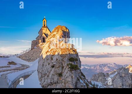 Petite chapelle au sommet de la montagne Wendelstein Banque D'Images