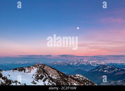 Vue depuis le sommet de la montagne Wendelstein jusqu'aux Alpes en pleine lune Banque D'Images