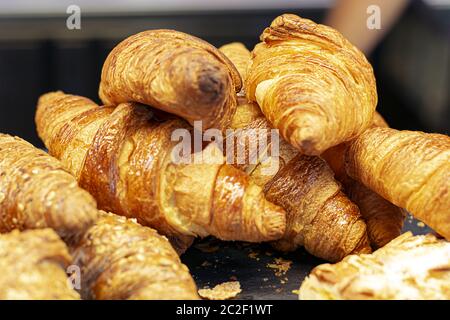 un groupe de croissants empilés sur un plateau Banque D'Images