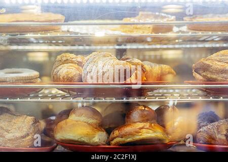 Croissants frais et autres pâtisseries à vendre dans une grande boulangerie en Italie Banque D'Images