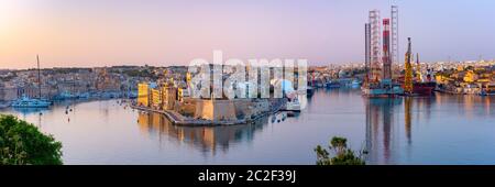 Vue panoramique sur les défenses anciennes de la Valette, le Grand Port et trois villes, trois villes fortifiées de Birgu, Senglea et Cospicua, à d Banque D'Images