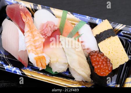 Les sushis japonais Les bento, lunch pack sur fond noir Banque D'Images