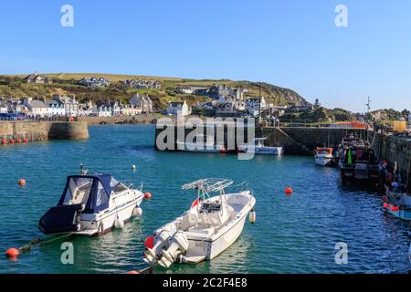 PORTPATRICK, ÉCOSSE - 20 SEPTEMBRE 2019 : bateaux éclairés par des rayons du soleil amarrés dans le port de Portpatrick Banque D'Images