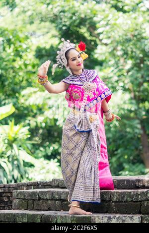 Fashion tenue traditionnelle thailandaise femme