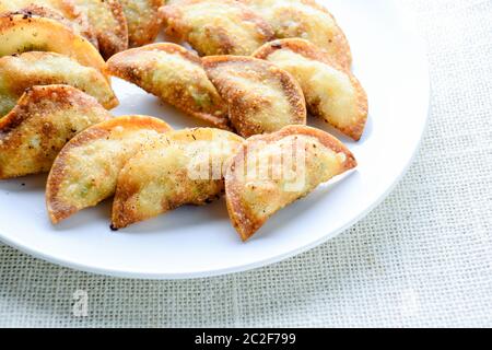 Des boulettes japonaises, des boulettes en demi-lune servies dans des restaurants asiatiques comme hors-d'œuvre Banque D'Images