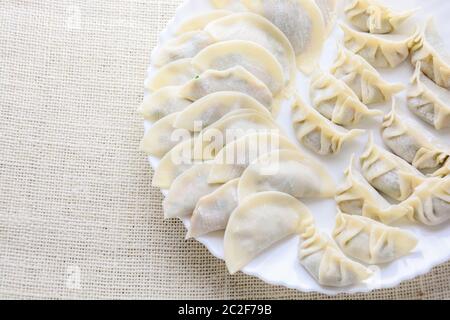 Des boulettes japonaises, des boulettes en demi-lune servies dans des restaurants asiatiques comme hors-d'œuvre Banque D'Images