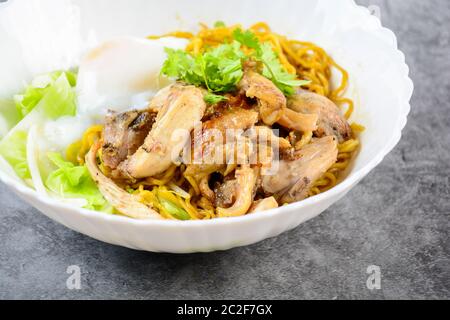 Nouilles aux œufs servis avec du miel et poulet rôti, des oeufs à la coque (Onsen Tamago oeufs) Banque D'Images