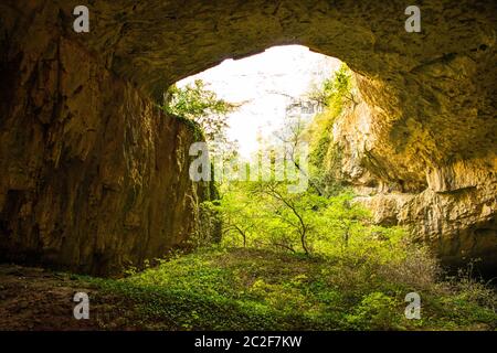 Vue à l'intérieur de la grotte Devetashka près du village de Devetaki et de la rivière Osam à Lovech, Bulgarie. Merveille naturelle. L'une des plus grandes grottes karstiques d'Europe de l'est, qui abrite aujourd'hui près de 30000 chauves-souris Banque D'Images