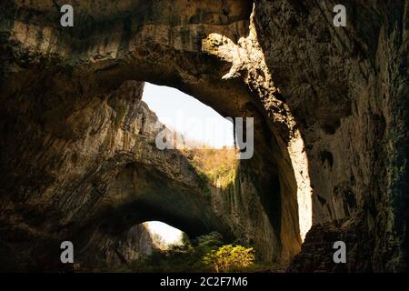 Vue à l'intérieur de la grotte Devetashka près du village de Devetaki et de la rivière Osam à Lovech, Bulgarie. Merveille naturelle. L'une des plus grandes grottes karstiques d'Europe de l'est, qui abrite aujourd'hui près de 30000 chauves-souris Banque D'Images