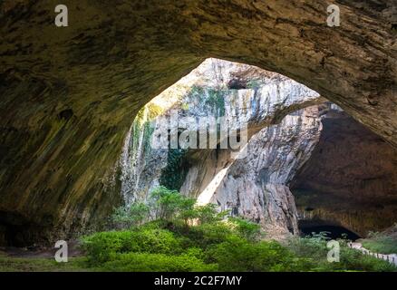 Vue à l'intérieur de la grotte Devetashka près du village de Devetaki et de la rivière Osam à Lovech, Bulgarie. Merveille naturelle. L'une des plus grandes grottes karstiques d'Europe de l'est, qui abrite aujourd'hui près de 30000 chauves-souris Banque D'Images