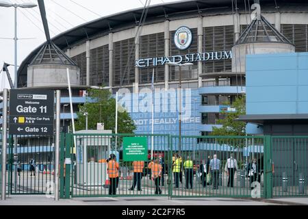 Manchester, Royaume-Uni. 17 juin 2020. Le stade Etihad est vu avant le match de Manchester City Arsenal alors que la Premier League revient 100 jours après qu'il ait été réduit face au coronavirus, Manchester, Royaume-Uni. Crédit : Jon Super/Alay Live News. Banque D'Images