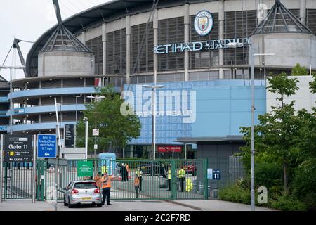 Manchester, Royaume-Uni. 17 juin 2020. Le stade Etihad est vu avant le match de Manchester City Arsenal alors que la Premier League revient 100 jours après qu'il ait été réduit face au coronavirus, Manchester, Royaume-Uni. Crédit : Jon Super/Alay Live News. Banque D'Images