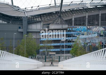 Manchester, Royaume-Uni. 17 juin 2020. Le stade Etihad est vu avant le match de Manchester City Arsenal alors que la Premier League revient 100 jours après qu'il ait été réduit face au coronavirus, Manchester, Royaume-Uni. Crédit : Jon Super/Alay Live News. Banque D'Images