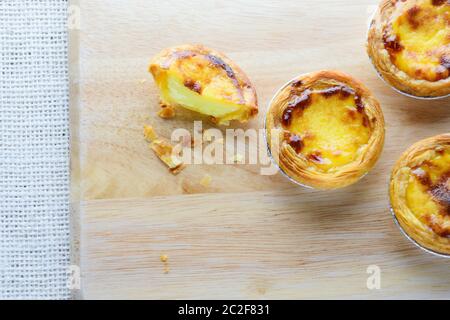 Les tartes d'oeufs portugais, est une sorte de tartelette de crème anglaise que l'on trouve dans divers pays asiatiques. Le plat est constitué Banque D'Images