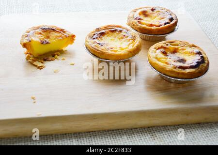 Les tartes d'oeufs portugais, est une sorte de tartelette de crème anglaise que l'on trouve dans divers pays asiatiques. Le plat est constitué Banque D'Images