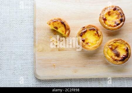 Les tartes d'oeufs portugais, est une sorte de tartelette de crème anglaise que l'on trouve dans divers pays asiatiques. Le plat est constitué Banque D'Images