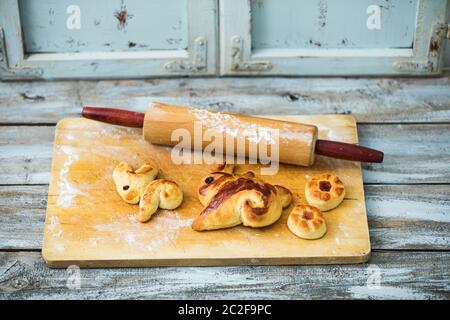pâtisserie de pâques sur table en bois Banque D'Images