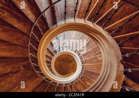 Escaliers en spirale dans un escargot Cathédrale de l'Assomption de Notre-Dame de Sedlec, Kutna Hora, République tchèque. Vue à partir du haut Banque D'Images